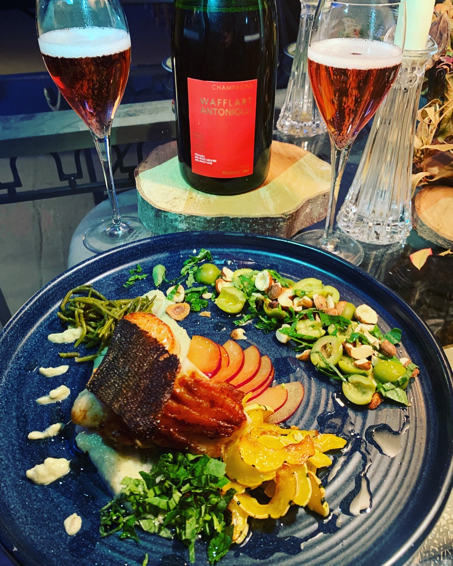Seared salmon with peach salad and champagne pairing